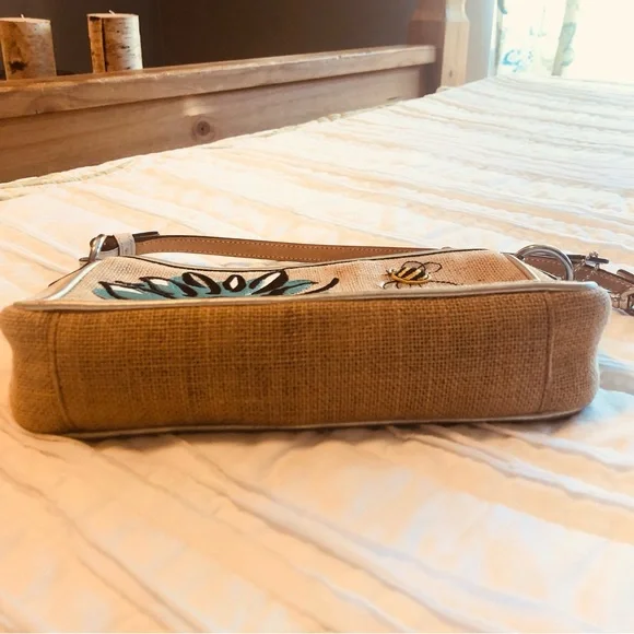 Small 🐝 Coach Handbag🐝 - Picture 3 of 8